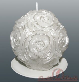 свеча шар в розах белый 90 мм 0582